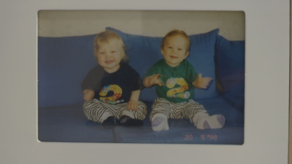 Veera ja Oona Kauppi tutustuivat salibandyyn jo taaperoina.