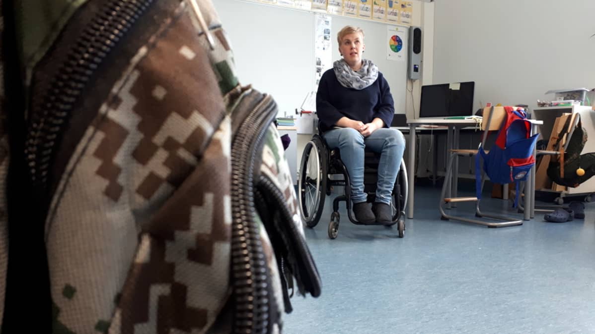 Jenni Koskinen selittää pyörätuolissa tilannettaan
