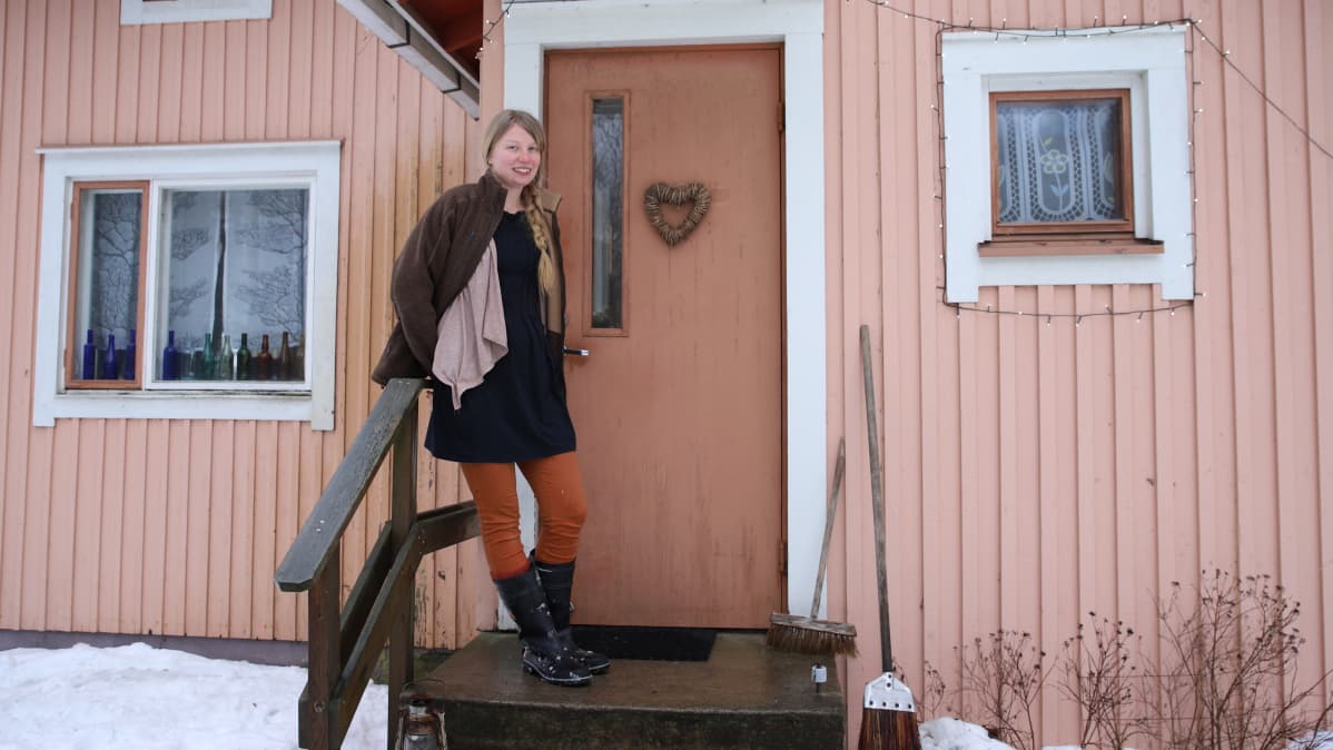 Erika Väkiparta löysi unelmiensa kodin Sysmästä. Luonnonläheisyys viehättää, vaikka talven pimeys vaatikin kaupungissa kasvaneelle hieman totuttelua.