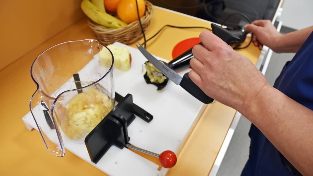 Kuvassa keittiövälineitä, joilla ykiskätinen voi valmistaa itse ruokaa