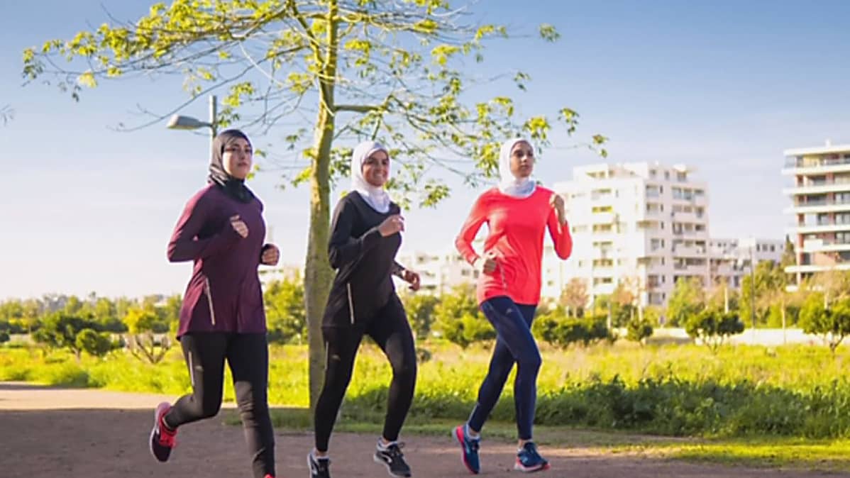 Naiset lenkkeilevät hijabit päässään