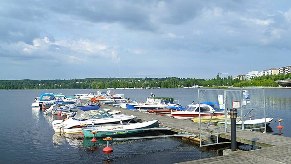 Veneitä laiturissa Hämeenlinnassa