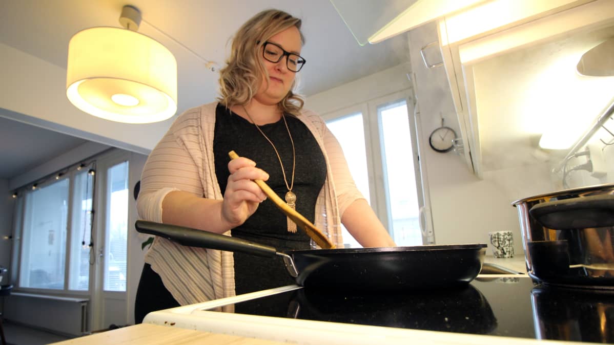 Tanja Rongas laittaa ruokaa.