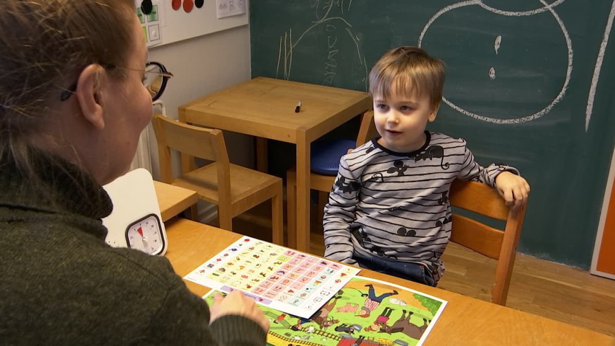Antton Paakki opettelee sanojen oikeaoppista ääntämistä puheterapiassa