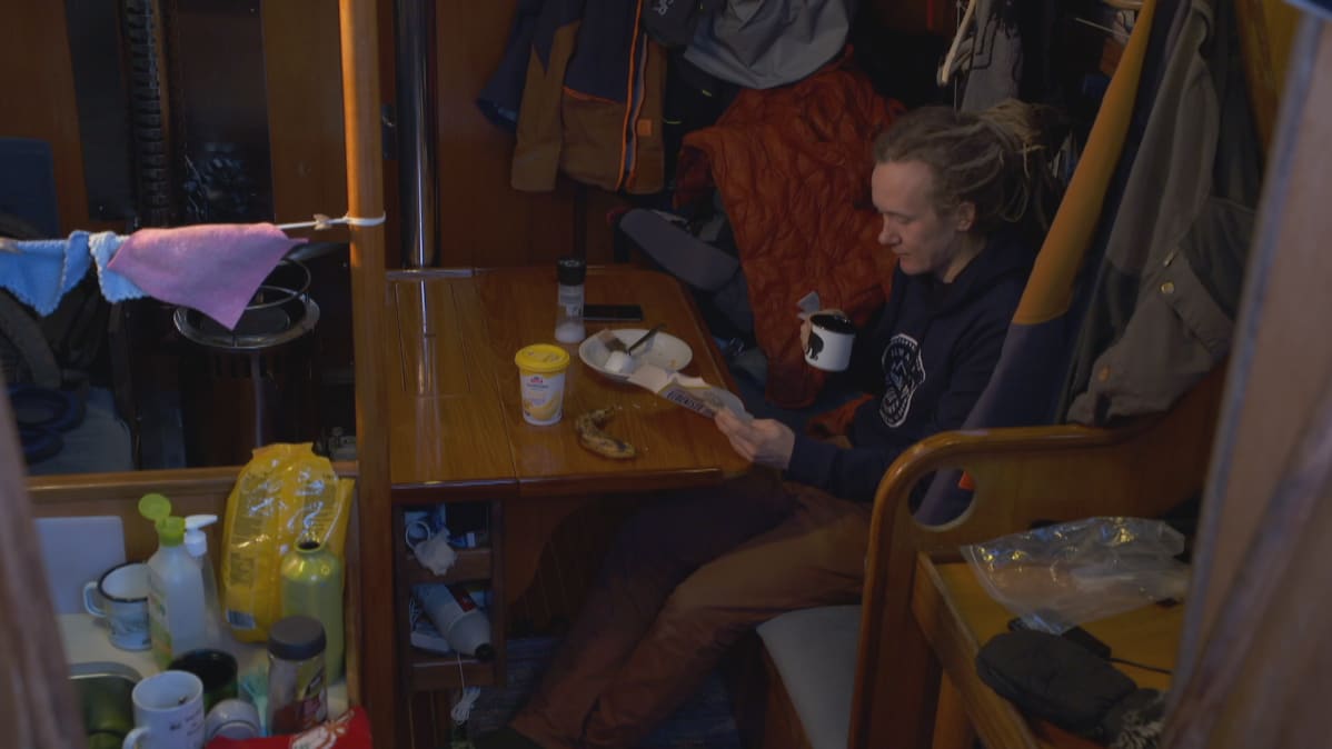 Vapaalaskija Juho Karhu asuu veneessään.