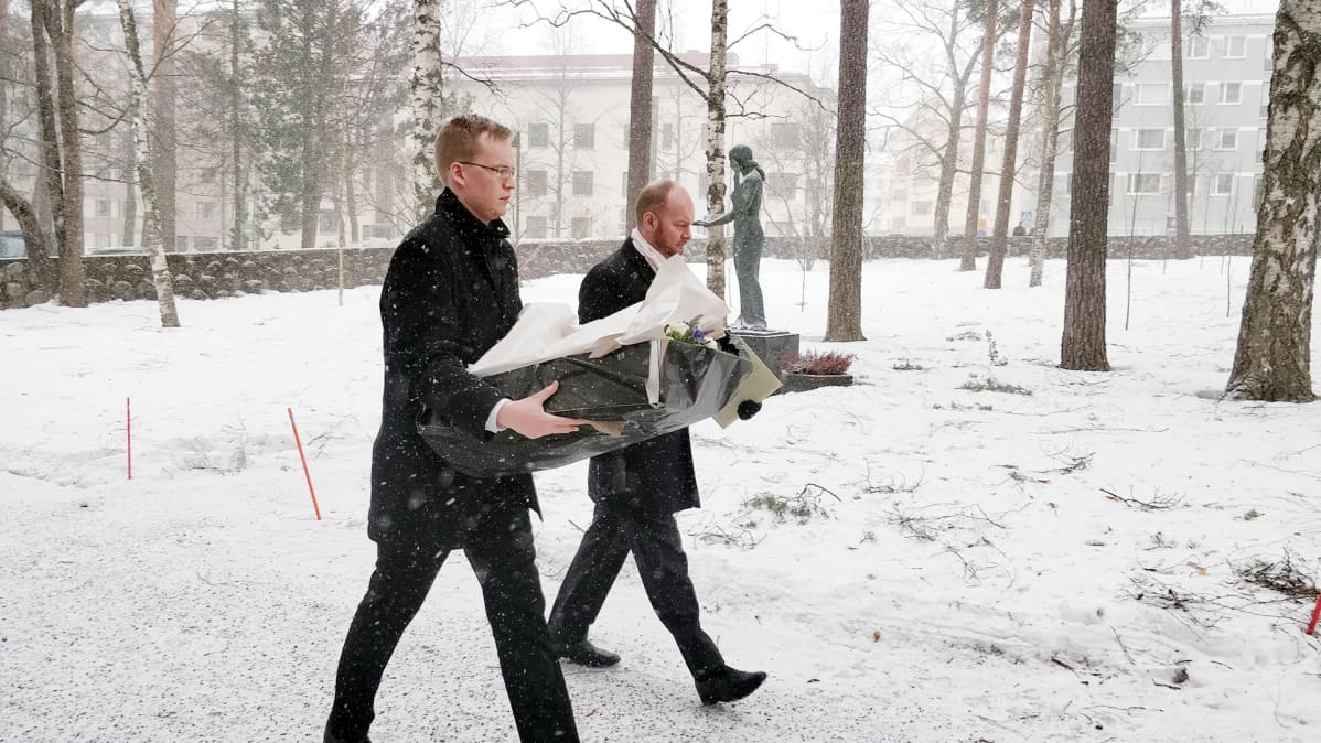 Urheiluministeri Sampo Terho saapumassa Matti Nykäsen siunaustilaisuuteen Jyväskylässä 2. maaliskuuta.