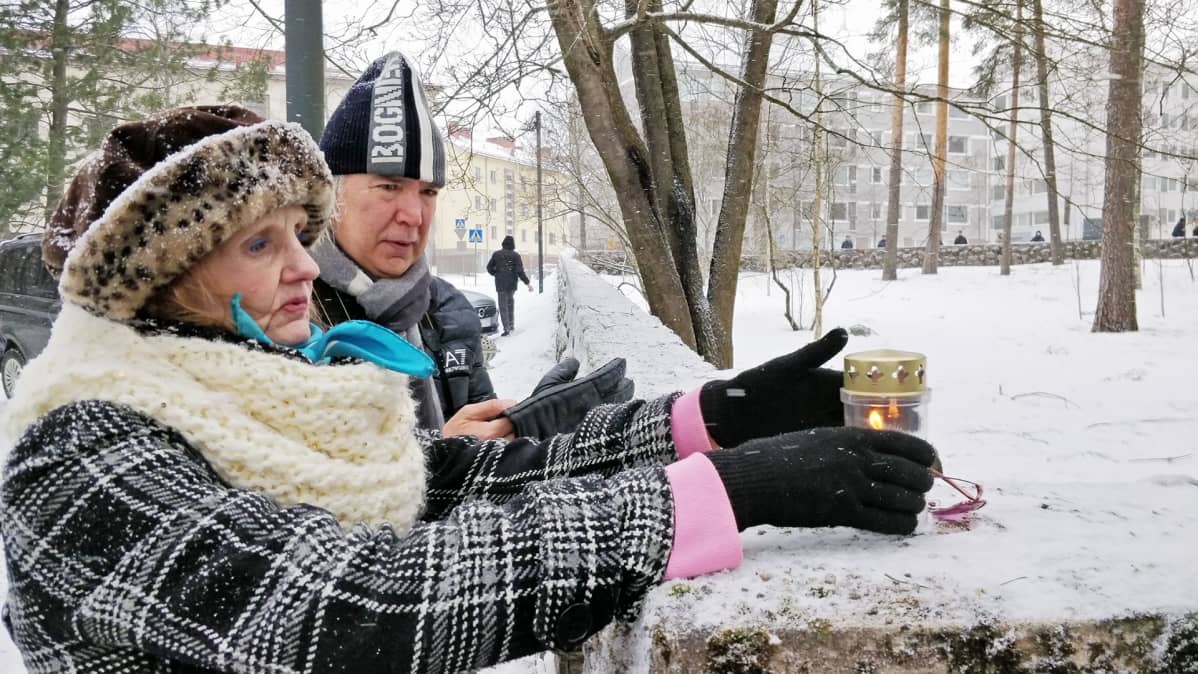 Kynttilän tuonut jyväskyläläinen Eija Luukkanen on tavannut Matin muutaman kerran. Jarkko Savolainen lainasi tulitikkuja.