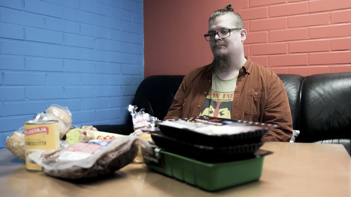 Markku Korhonen ja ruokajakelust saadut ruoat