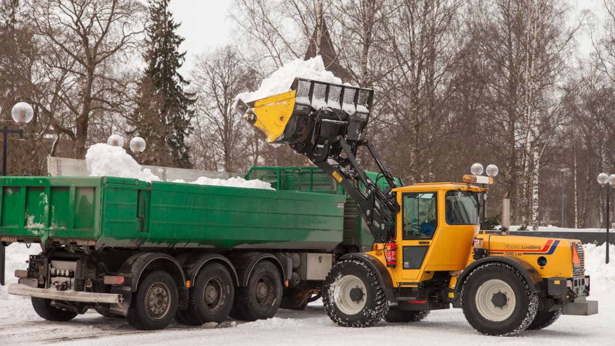Kaupungintyöntekijät tekevät lumitöitä
