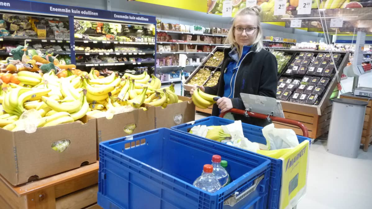 S-Market Pitkälahden myyjä Piia Kyyriäinen keräämässä asiakkaan verkko-ostoksia.