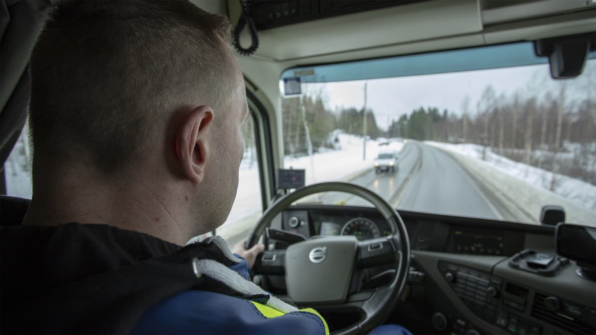 Rekan kuljettajan näkymä tuulilasin läpi.