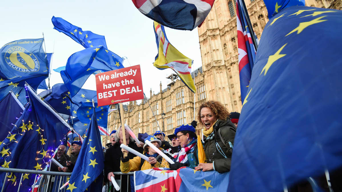 Brexitin puolustajat osoittivat mieltään parlamenttitalon ulkopuolella 12. maaliskuuta.