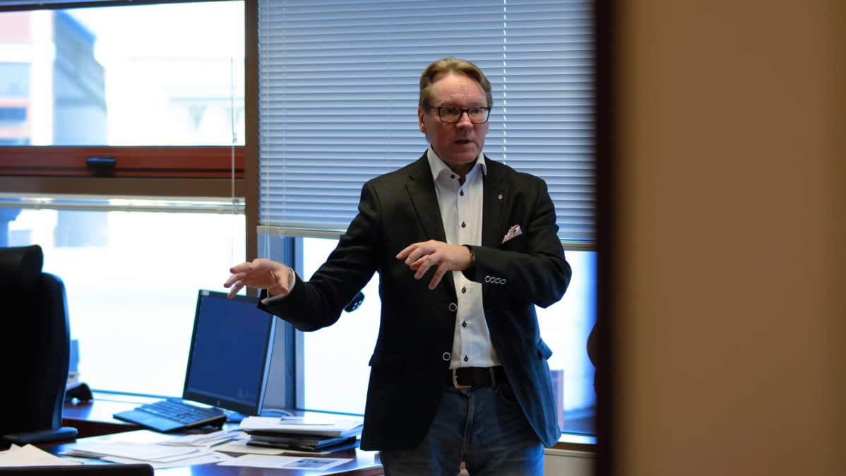 Kajaanin kaupunginjohtaja Jari Tolonen työhuoneessaan.
