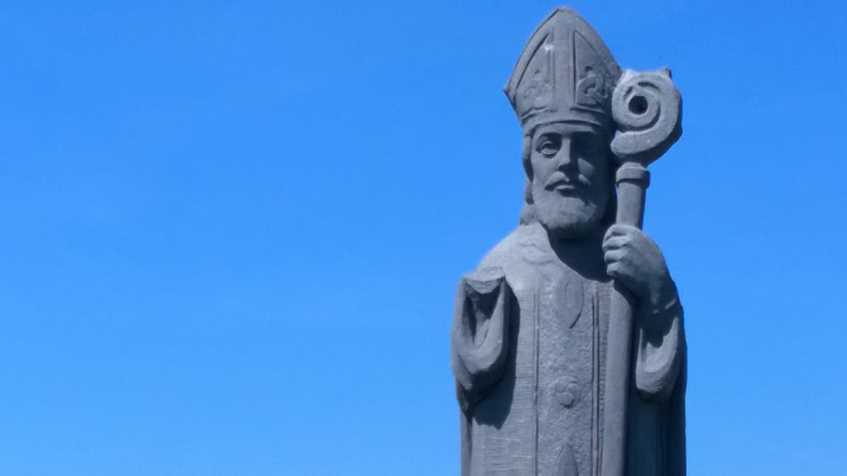 Pyhä Patrickin muistomerkki Irlannin Downpatrick Headissa.