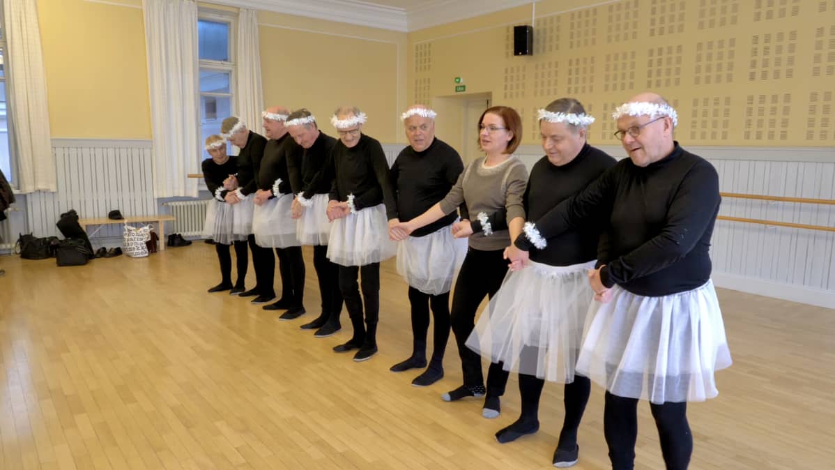 En Ala-ryhmä harjoittelee Oulun kulttuuritalo Valveella maaliskuussa 2019.