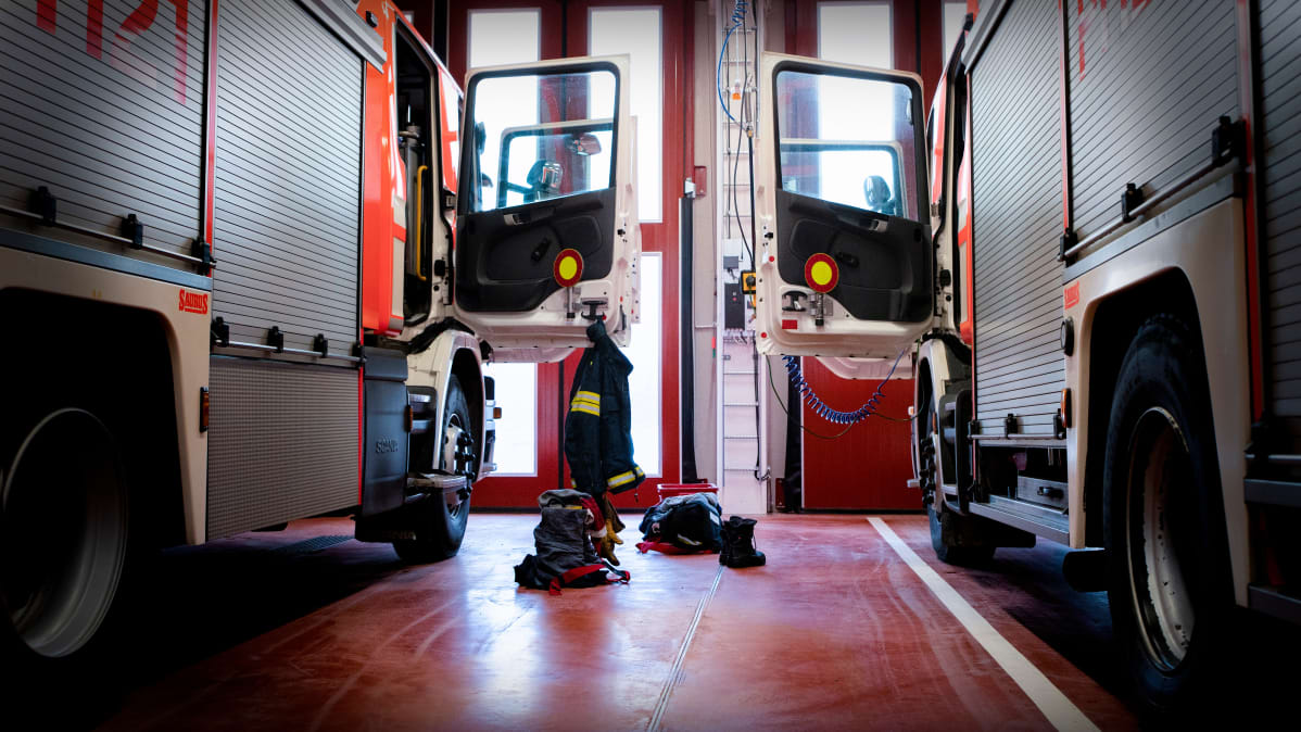 Paloautot lähtövalmiudessa Kangasalan paloasemalla.