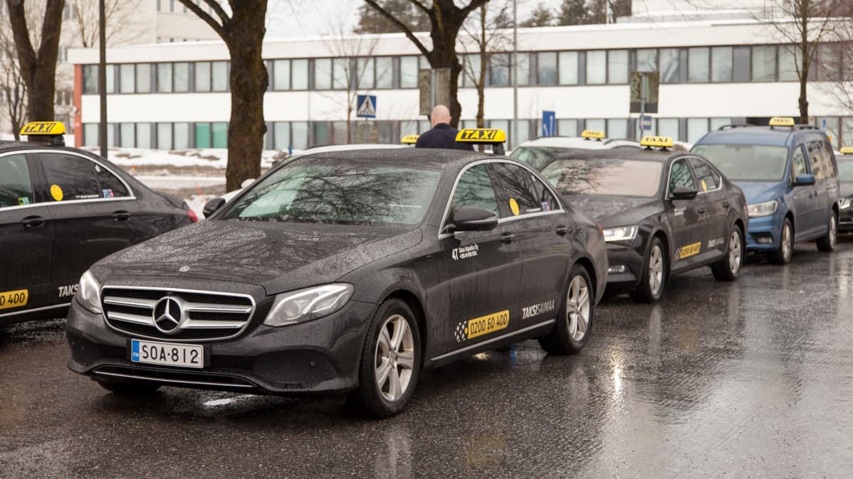 Taksi Saimaan autoja rautatieasemalla