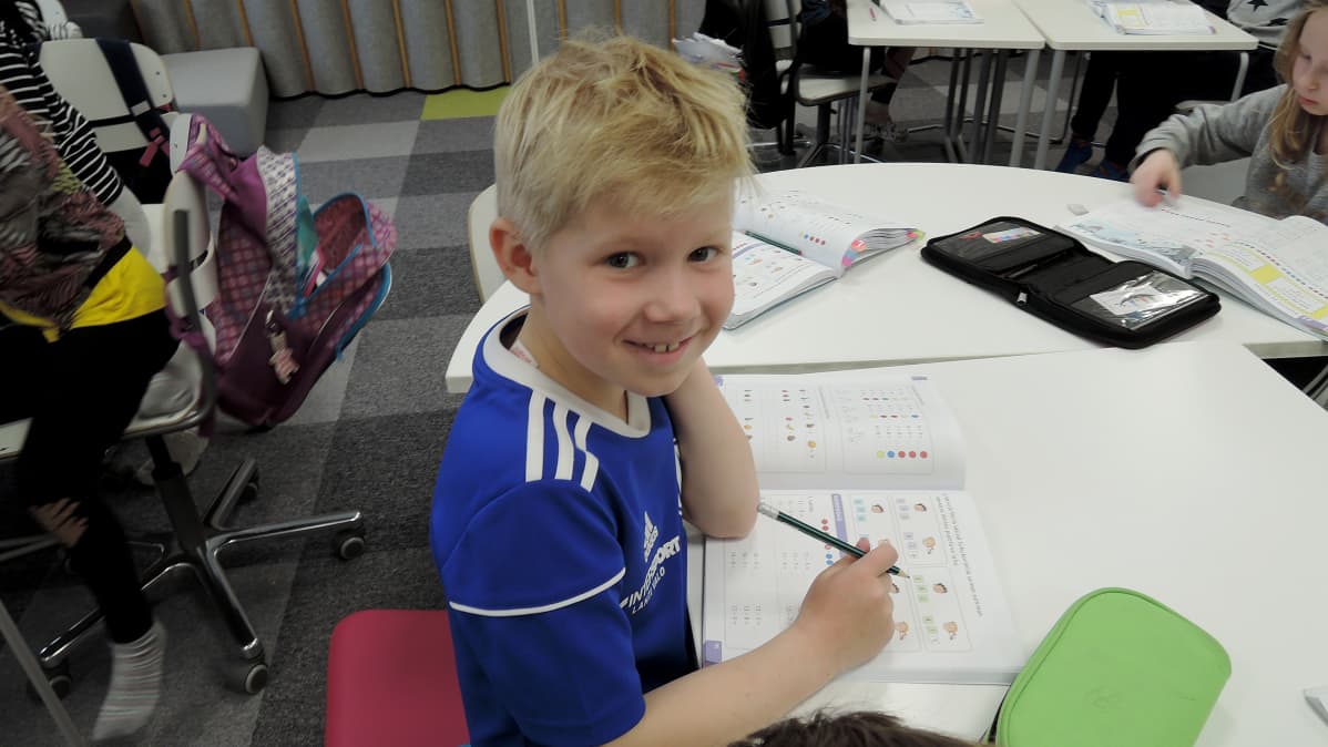 Ekaluokkalainen Aapo Sahamies pitää matematiikasta ja opettajasta.