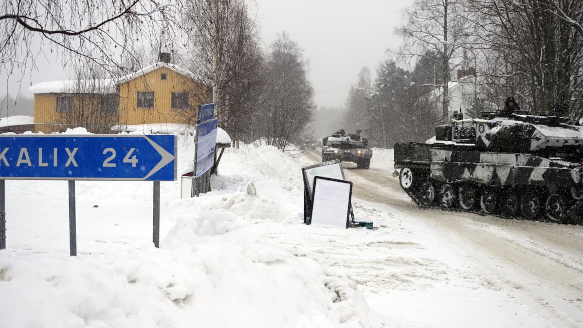 Suomalaisia panssarivaunuja pohjoisruotsalaisella kylänraitilla sotaharjoitusten aikaan.