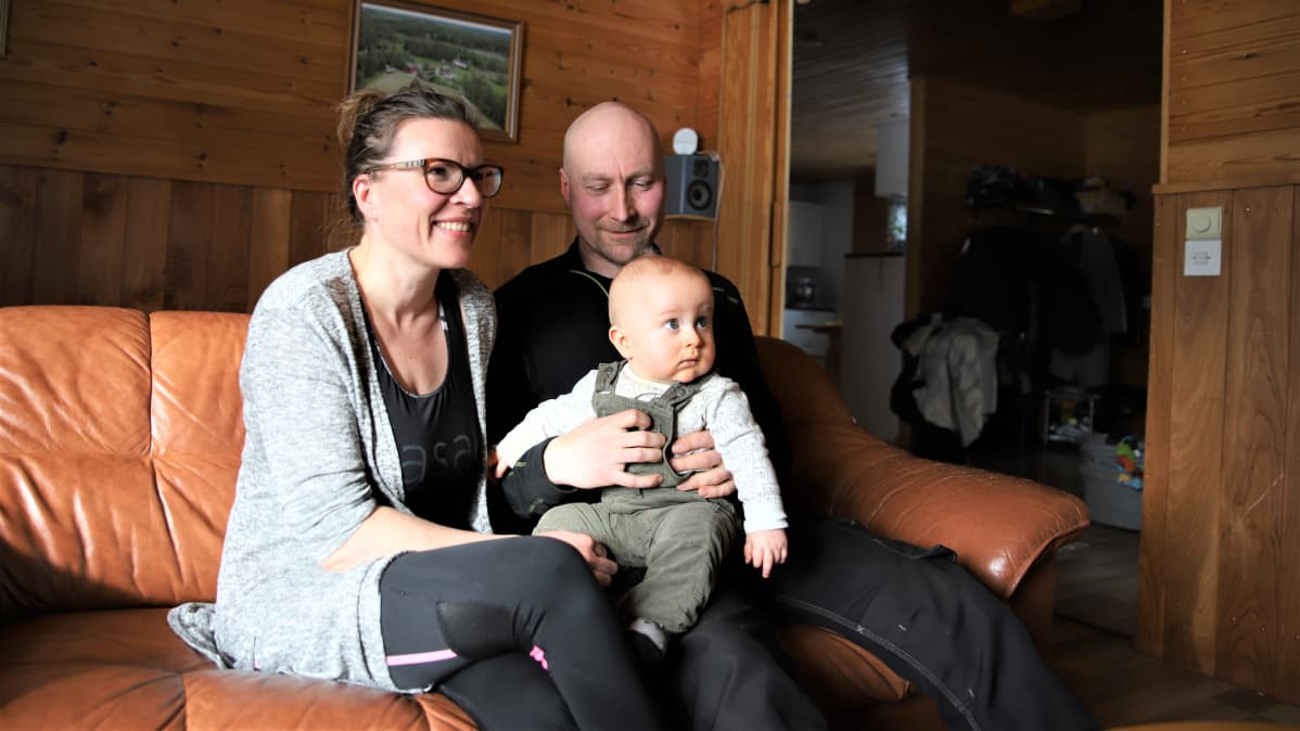 Virpi Lappi, Otso Vesalainen ja Juho Vesalainen istuvat sohvalla.