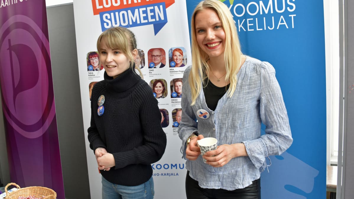 Rosa Summanen ja Emilia Ihanus kampanjivat kokoomuksen ständillä.