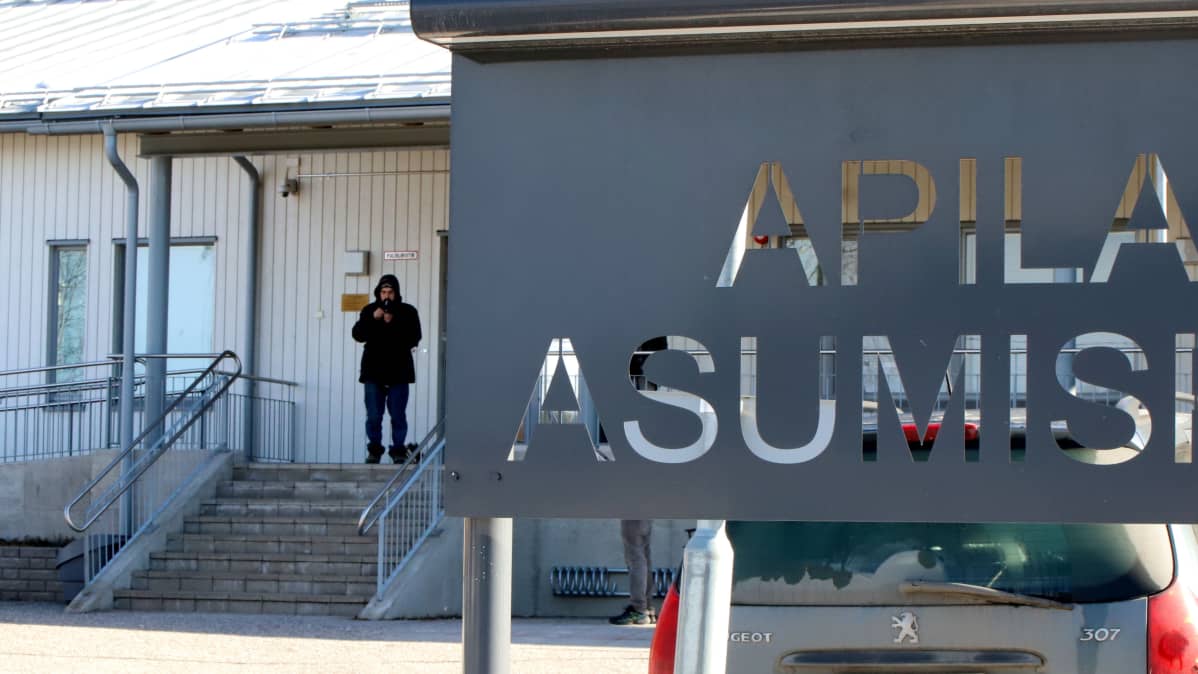 Asunnoton Jukka Apilakadun päivystysmajoituksen portailla