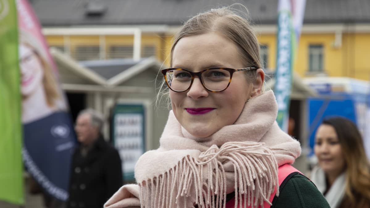 Keskustan eduskuntavaaliehdokas Eeva Kärkkäinen vaalitapahtumassa.