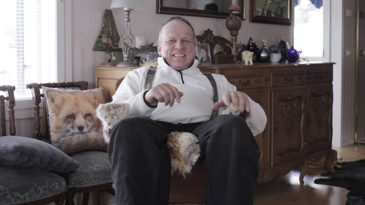 Juha Mäkimartti kiikkutuolissa kotonaan.