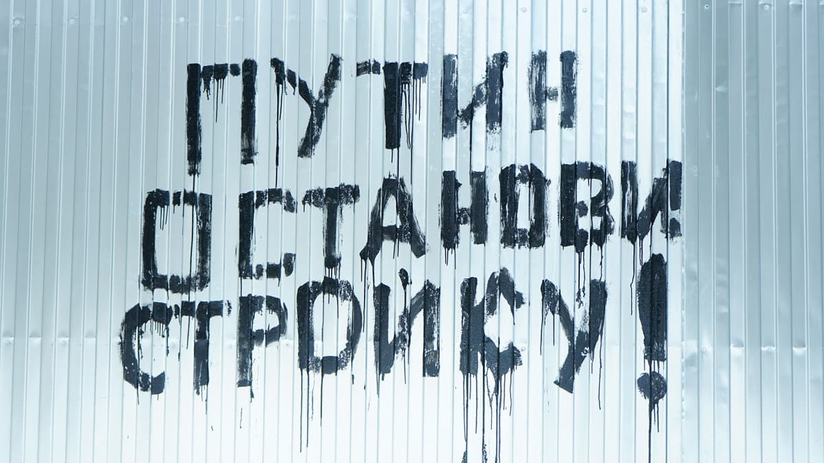 "Putin, pysäytä rakennustyöt!", lukee aktivistien leirissä rakennustyömaan vieressä.