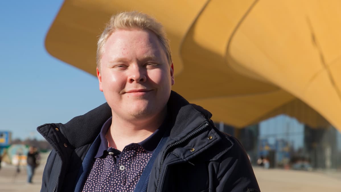 Mikael Lehtonen Oodi-kirjaston edessä.