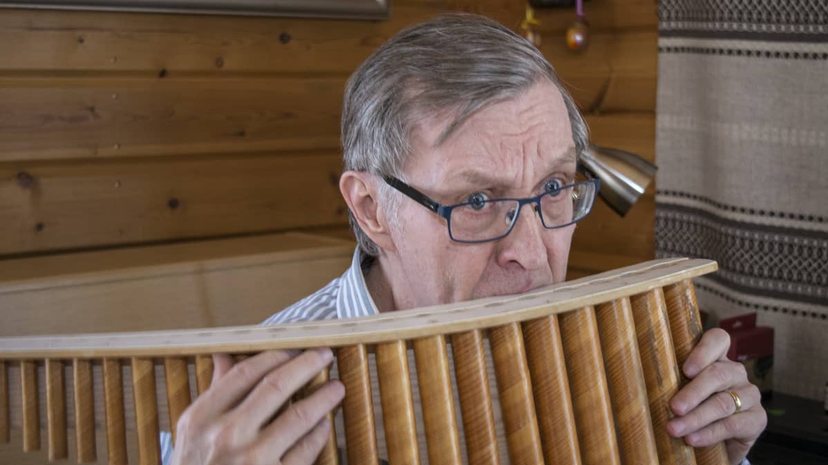 Arto Seppänen soittaa Taikahuilua.