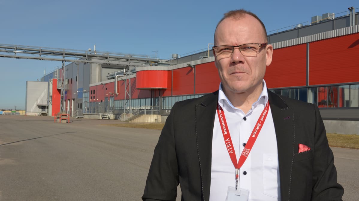 Venäjän maajohtaja Ilari Hyyrynen tuotantolaitoksen edustalla