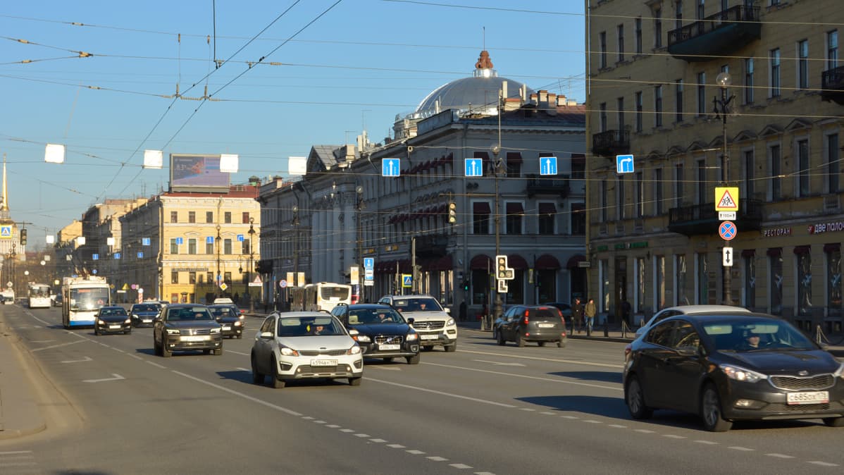 Näkymä Pietarin pääkadulta Nevski Prospektiltä