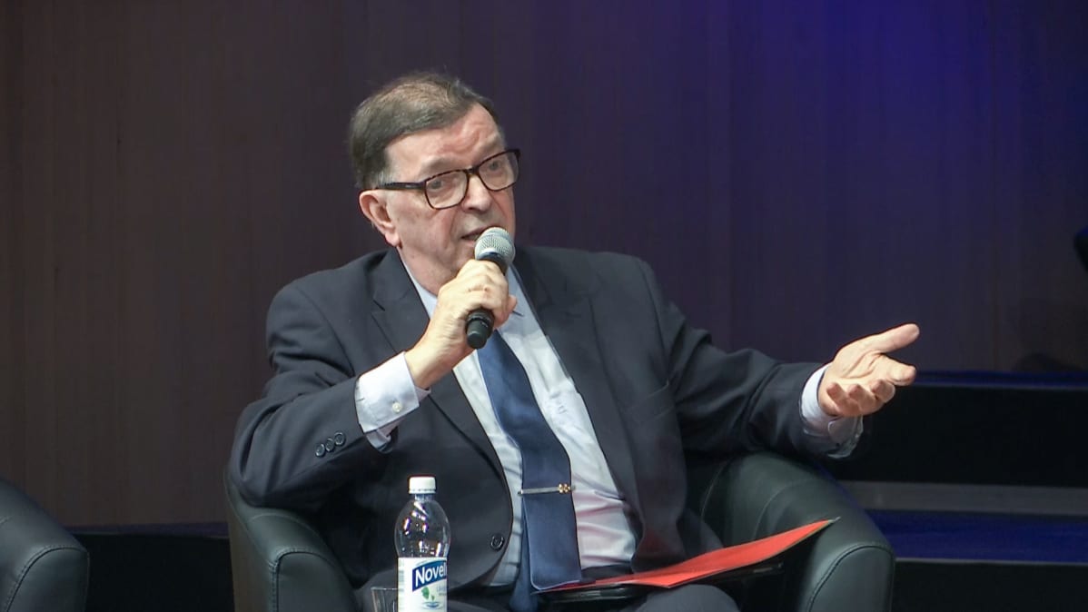 Paavo Väyrynen Puolen Suomen vaalitentissä 1. huhtikuuta.