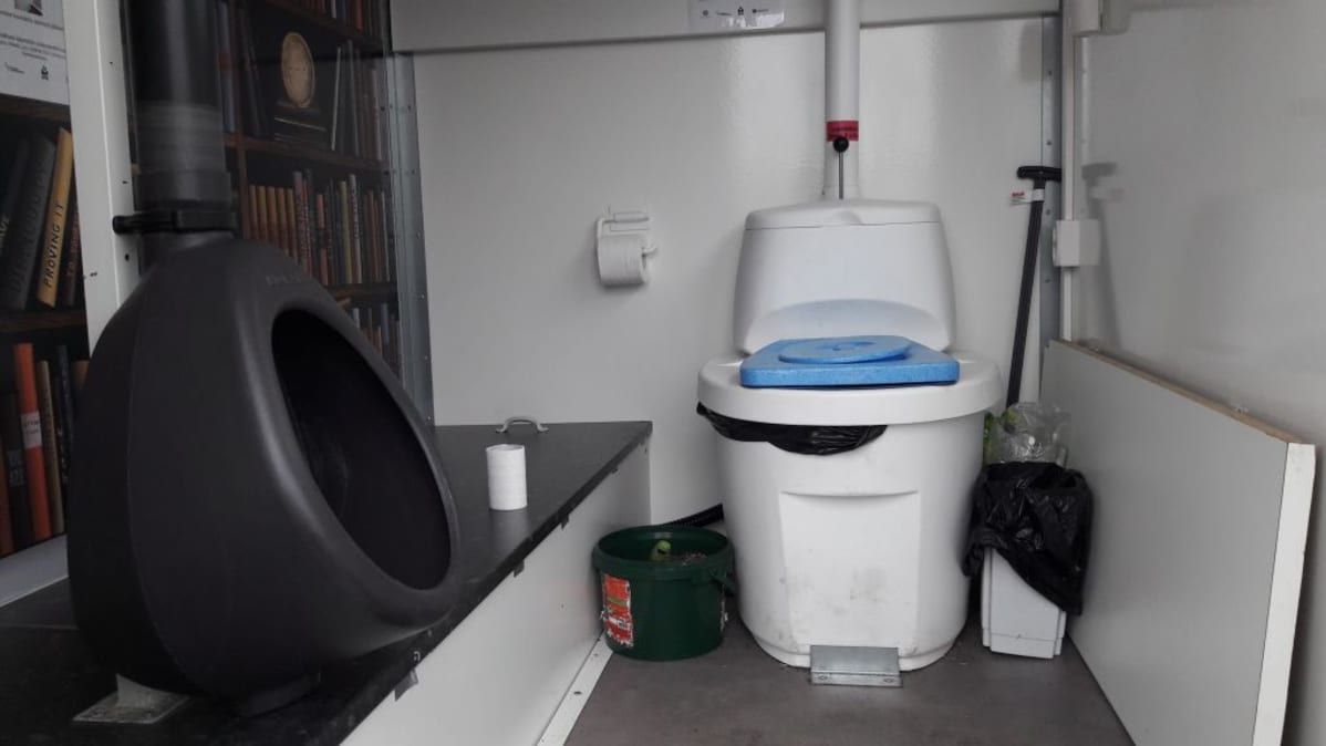 Pisuaari ja wc-istuin