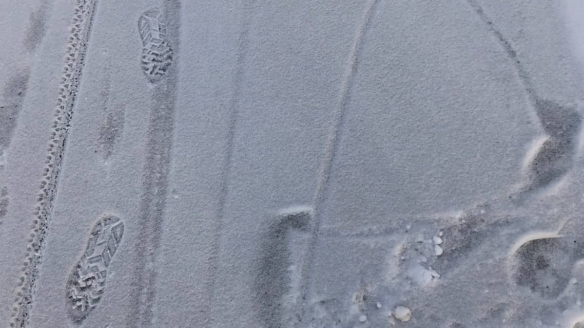 Jalanjälkiä lumessa.