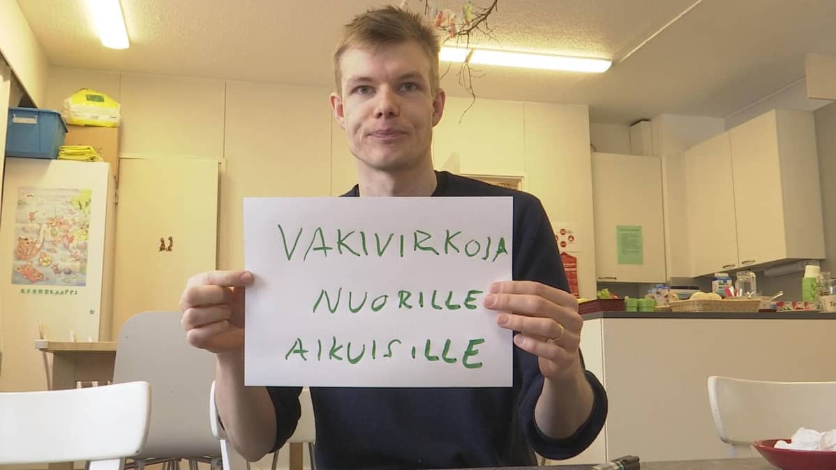 eemeli Kuusinen näyttää paperille kirjoittamaansa viestiä