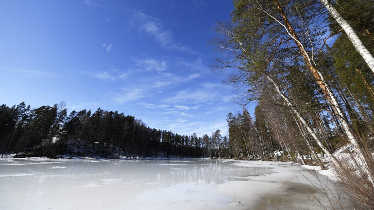 Sulaa jäänpintaa Vierumäellä Heinolassa 29. maaliskuuta.