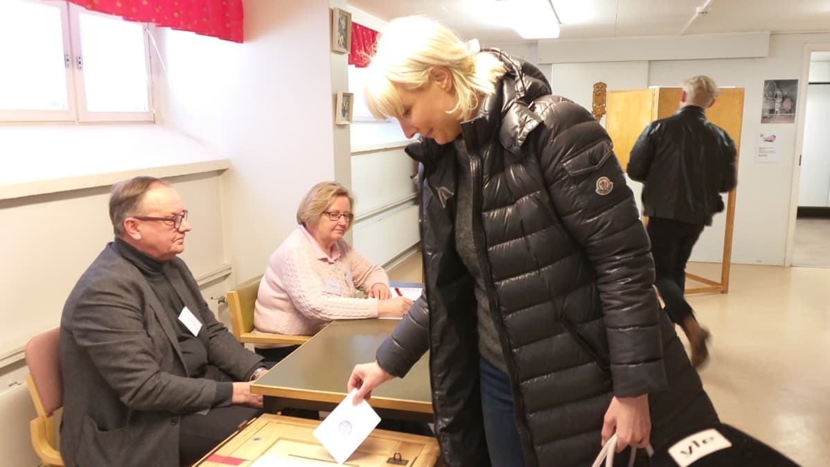 Laura Huhtasaari äänestämässä