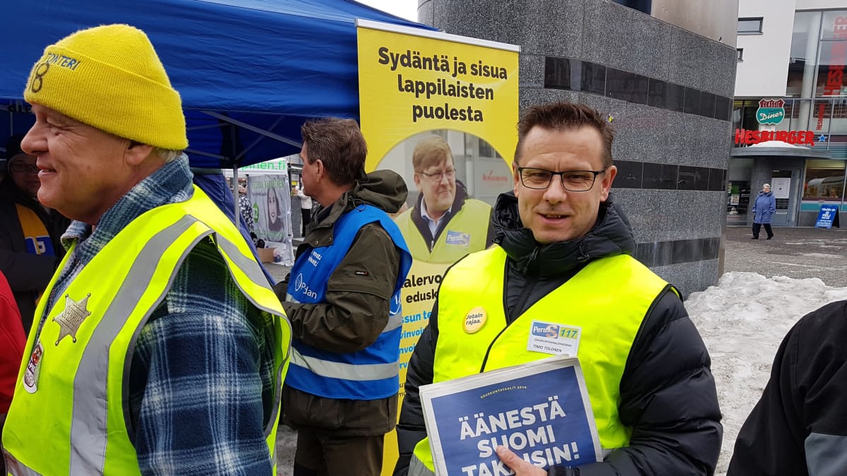 Eduskuntavaaliehdokkaat Antti Tonteri (ps.) ja Timo Tolonen (ps.) kampanjoi Rovaniemen Lordin aukiolla 13.4.2019.
