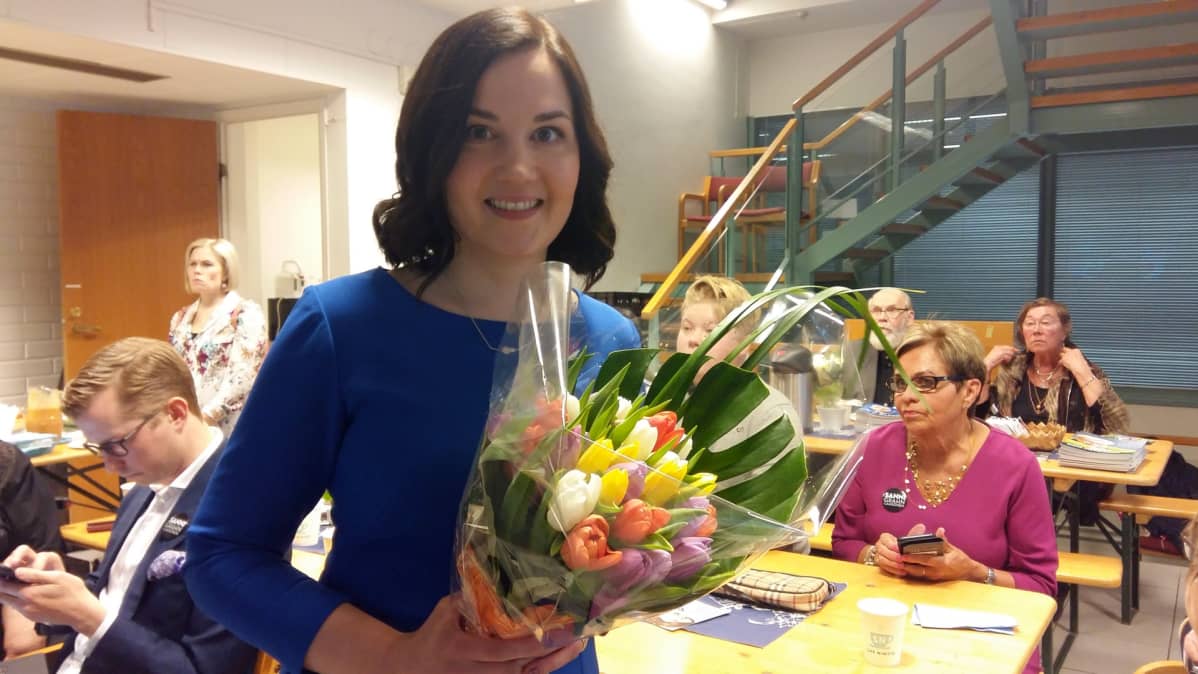 Sanni Grahn-Laasonen vaalivalvojaisissaan Forssassa