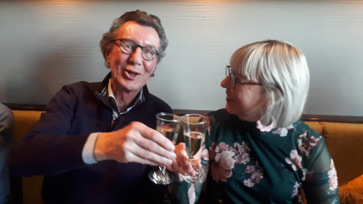 aino-kaisa pekonen isänsä kanssa vaalivalvojaisissa.