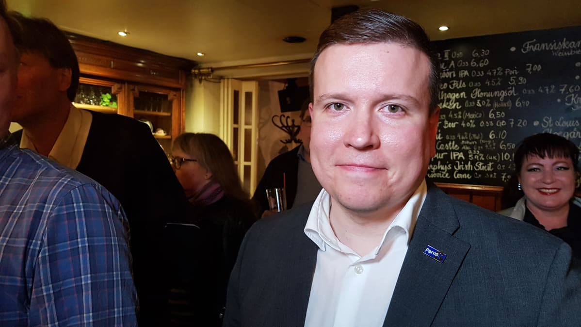 Ville Tavio perussuomalaisten valvojaisissa.