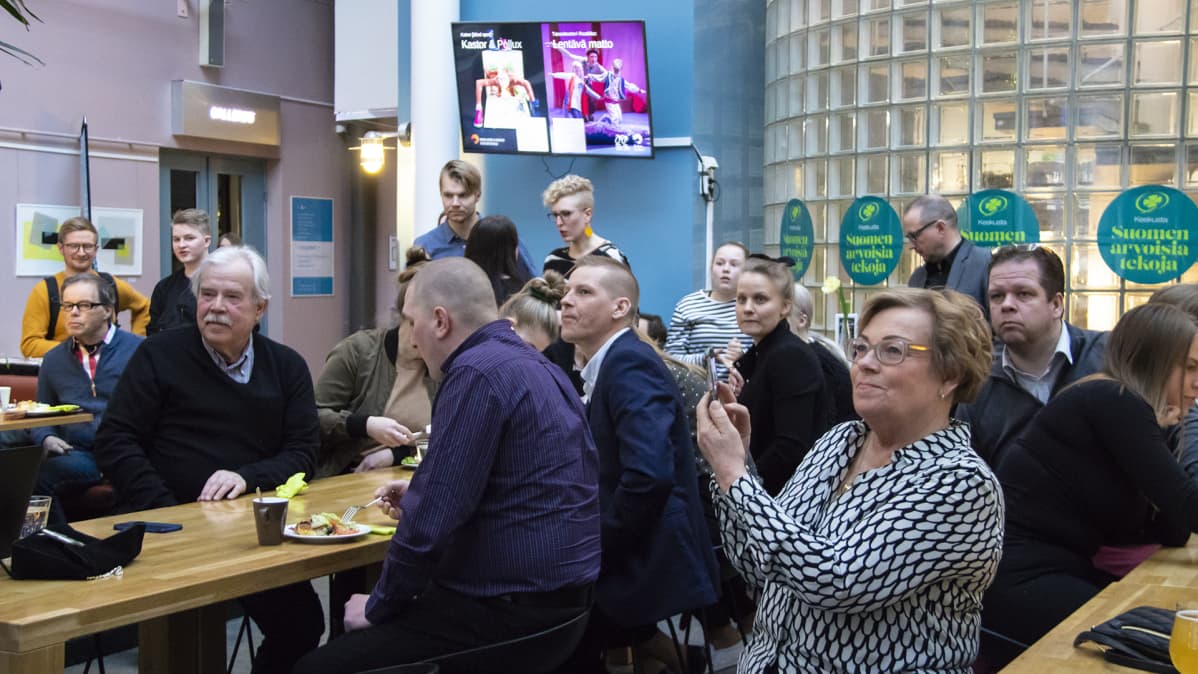 Historiallisen huono ennakkoäänestys- ja vaalitulos vaimensivat keskustan vaalivalvojaiset Oulussa.
