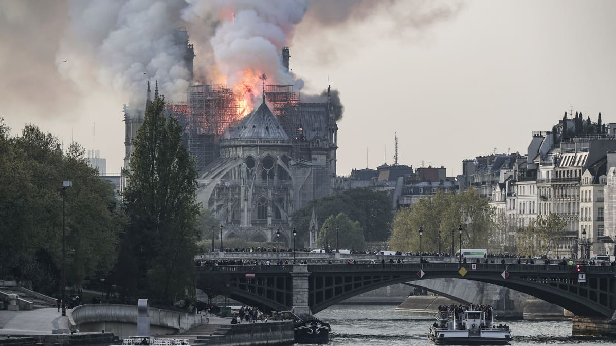 Notre Dame -katedraalin katto palaa Pariisin keskustassa 15. huhtikuuta.