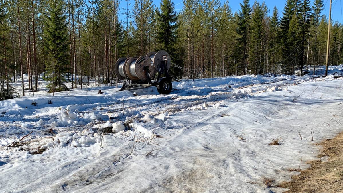 Tien reunassa kulkevaa sähköjohtoverkkoa uusitaan.