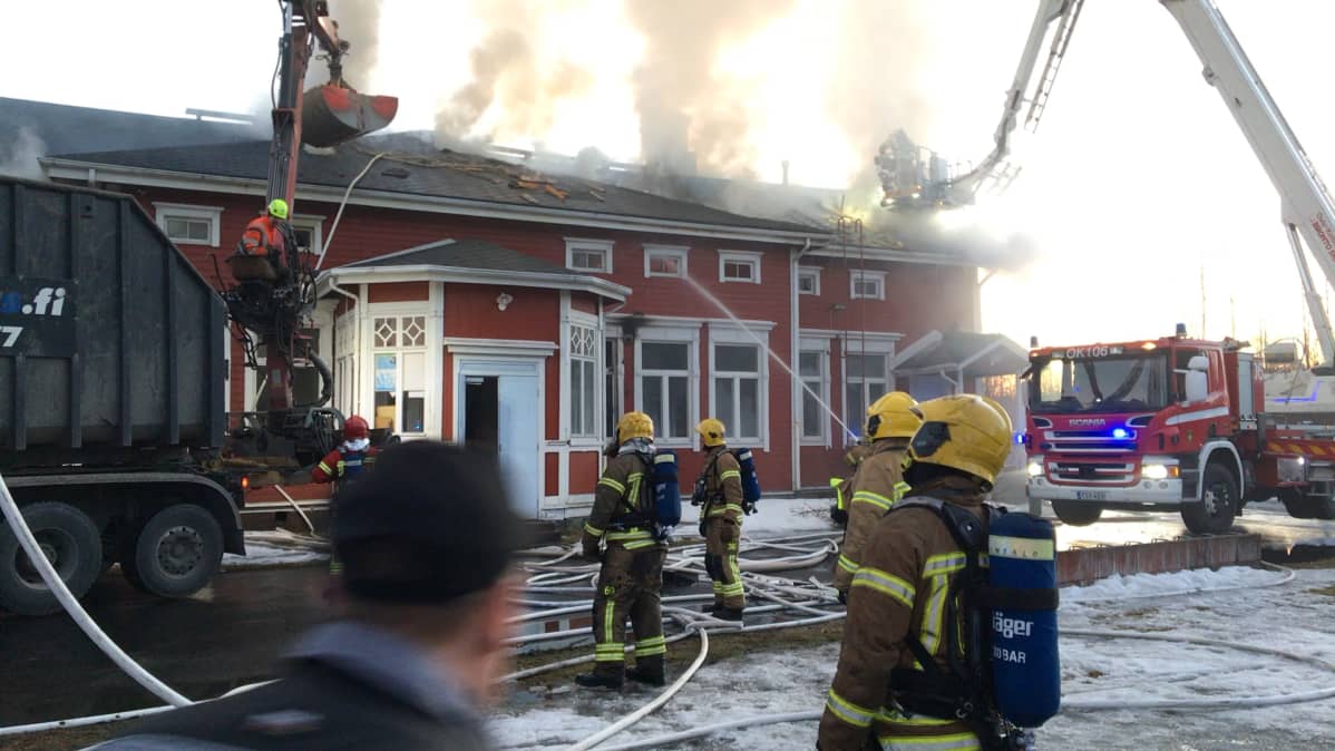 kempeleen vanhan pappilan sammutustöitä