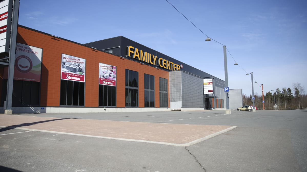 Kauppakeskus Family Centerin tyhjää parkkipaikkaa