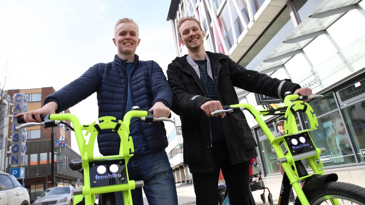 Opiskelijat Ville Simola ja Aku Kukkola sähköavusteisten kaupunkipyörien kanssa.