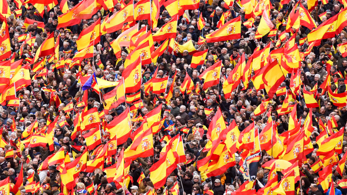 Espanja opposition kannattajat heiluttavat Espanjan lippuja mielenilmauksessa.
